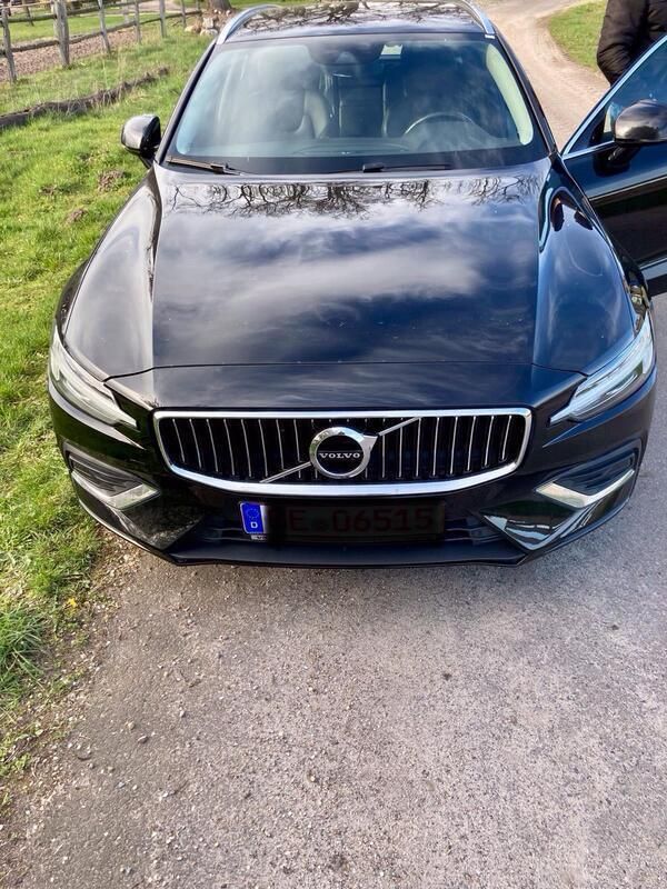 Schwarz Gebraucht 2019 Volvo V60 Inscription Kombi | 21.400 € (Guter Preis) - Bild 1/4