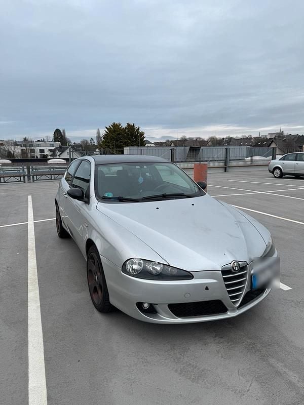 Grau Gebraucht 2007 Alfa Romeo 147 Kleinwagen | 1.999 € (Fairer Preis) - Bild 1/4