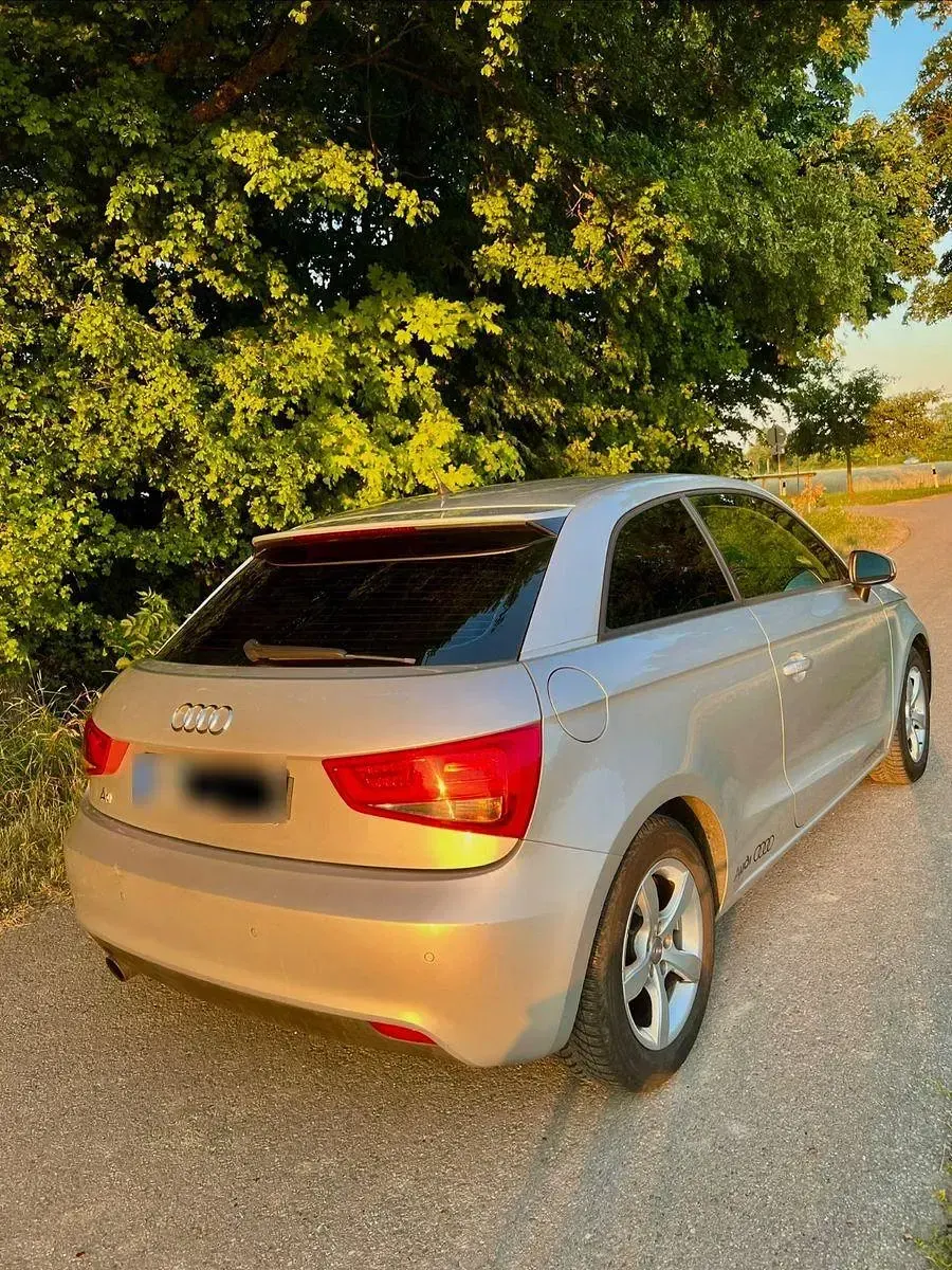 Gebraucht Audi A1 Attraction 86 PS (63 kW) 2010 Silber Kleinwagen