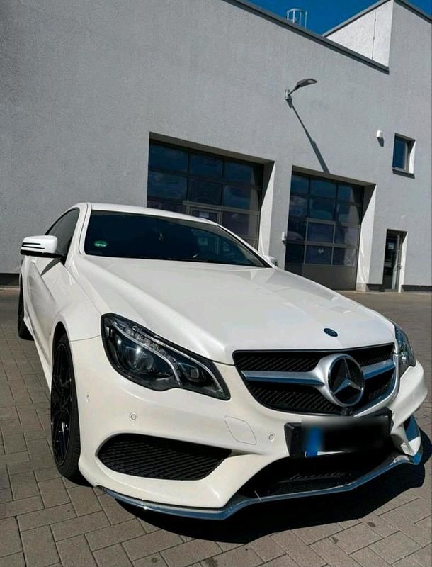 Weiß Gebraucht 2013 Mercedes E250 AMG line Coupé | 15.300 € (Fairer Preis) - Bild 1/4