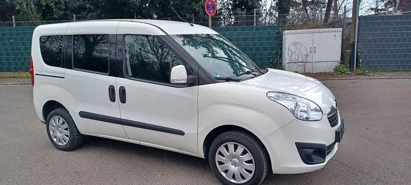 Gebraucht Opel Combo Edition 95 PS (69 kW) 2016 Weiß Van / Kleinbus