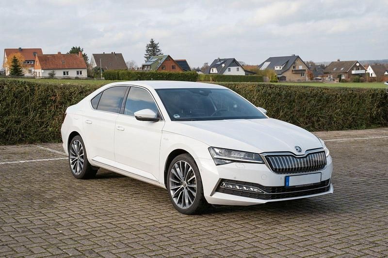 Weiß Gebraucht 2020 Skoda Superb Business Line Limousine | 22.990 € (Fairer Preis) - Bild 1/4