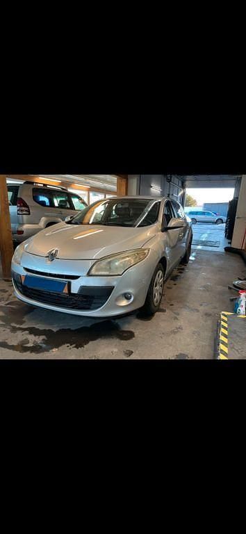 Gebraucht Renault Mégane III Expression 110 PS (80 kW) 2010 Silber Limousine