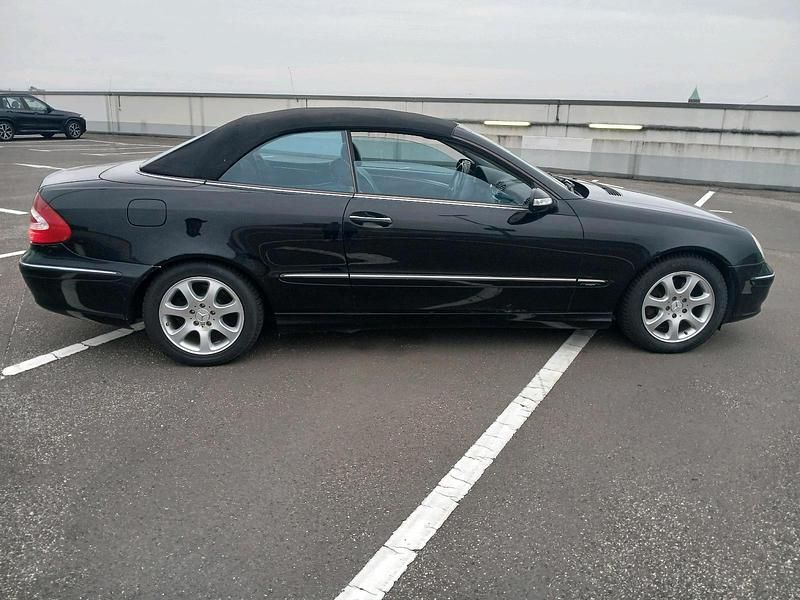Schwarz Gebraucht 2003 Mercedes CLK240 Avantgarde Cabrio | 1.700 € - Bild 1/4