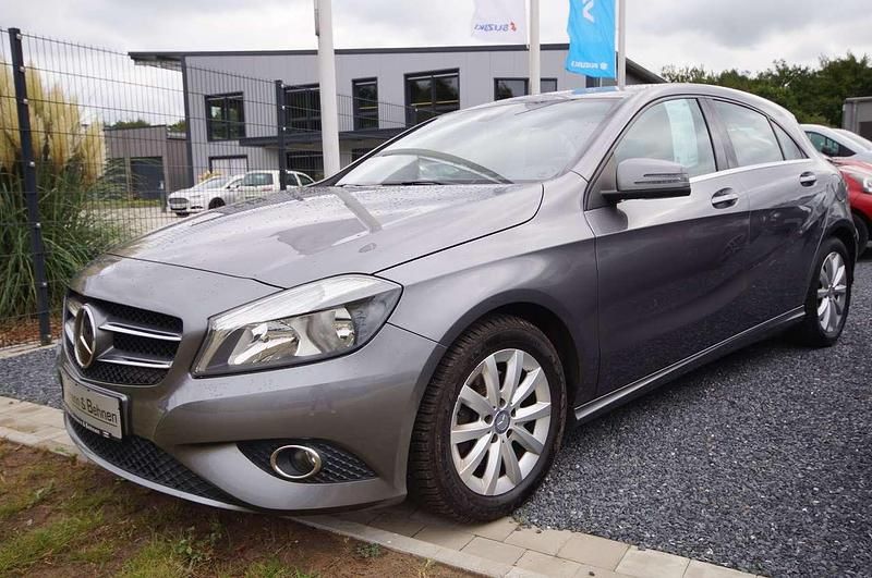 Mountaingrau Gebraucht 2013 Mercedes A180 Style Limousine | 8.570 € (Fairer Preis) - Bild 1/4
