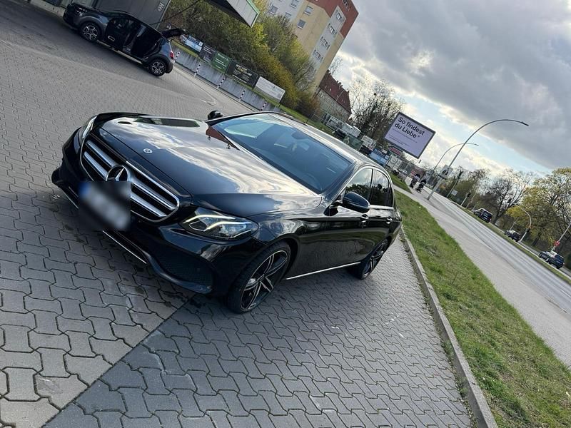 Second-hand Mercedes E220 194 CP (142 kW) 2018 Negru Berlinǎ