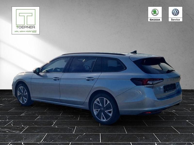 Neu Skoda Superb Selection 193 PS (141 kW) 2025 Aluminium silber metallic Kombi