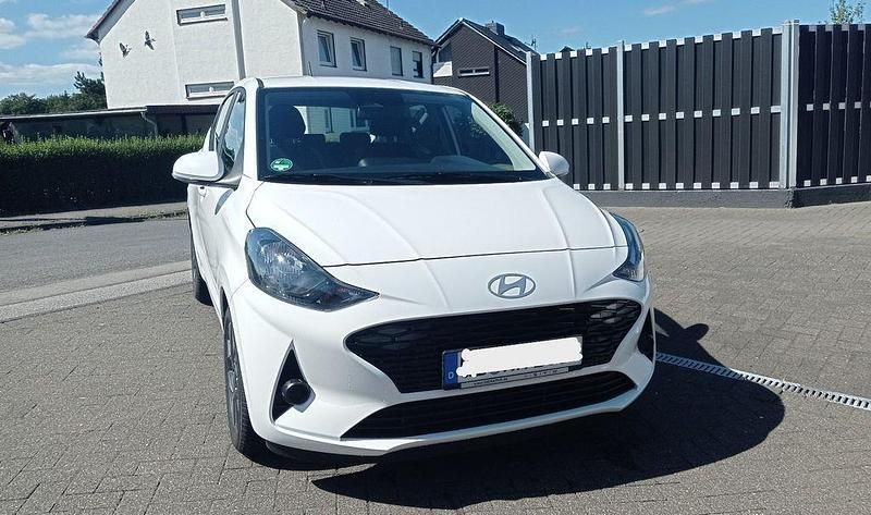 Weiß Gebraucht 2024 Hyundai i10 Trend Kleinwagen | 15.200 € (Superpreis) - Bild 1/4