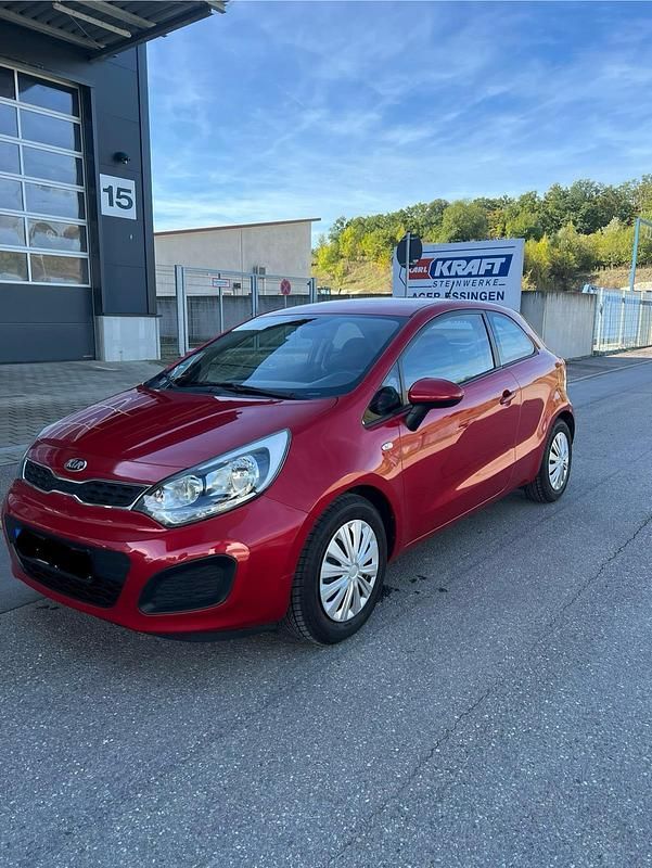 Rot Gebraucht 2014 Kia Rio 2 Limousine | 3.950 € (Superpreis) - Bild 1/4