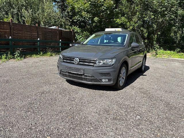 Grau Gebraucht 2017 VW Tiguan Comfortline SUV | 22.300 € (Etwas zu teuer) - Bild 1/4