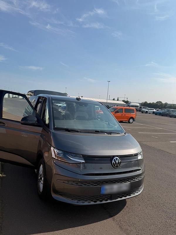 Gebraucht VW Multivan Basis 205 PS (150 kW) 2024 Grau Van
