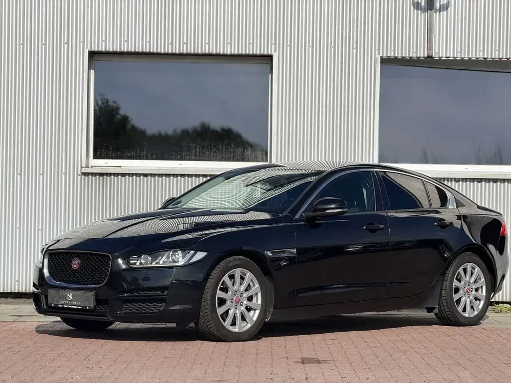 Gebraucht Jaguar XF Pure 163 PS (119 kW) 2017 Santorini black Limousine