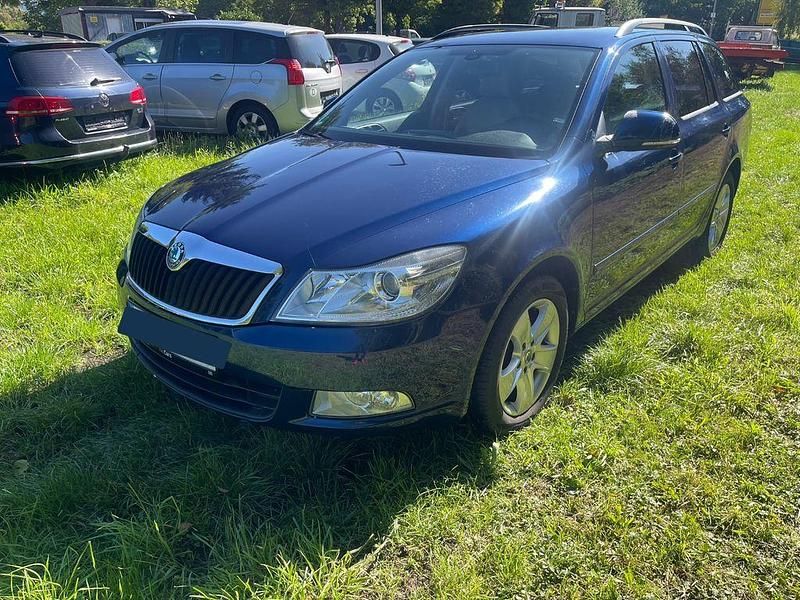 Blau Gebraucht 2010 Skoda Octavia Elegance Kombi | 4.200 € (Fairer Preis) - Bild 1/4