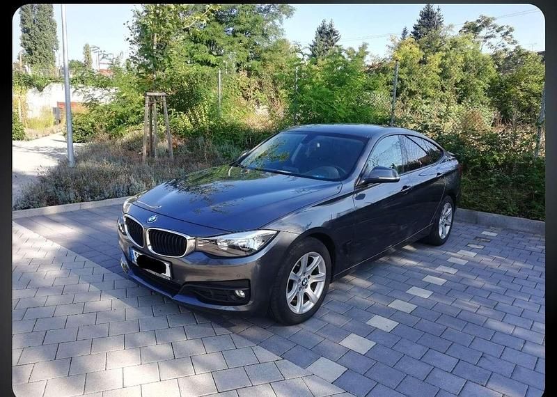 Grau Gebraucht 2015 BMW 318 Kleinwagen | 10.900 € (Fairer Preis) - Bild 1/4