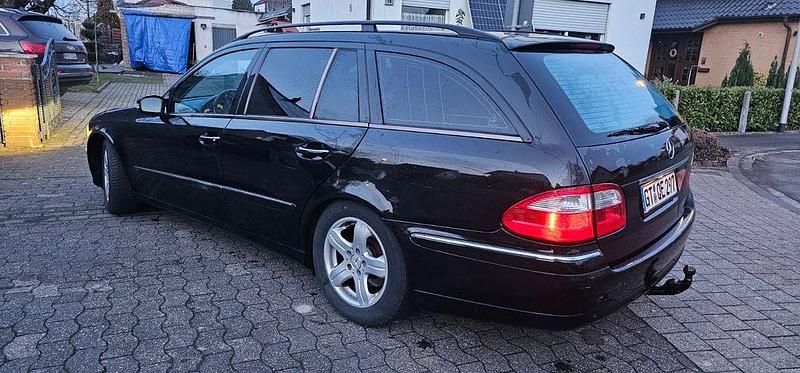 Gebraucht Mercedes E320 Avantgarde 204 PS (150 kW) 2005 Schwarz Limousine