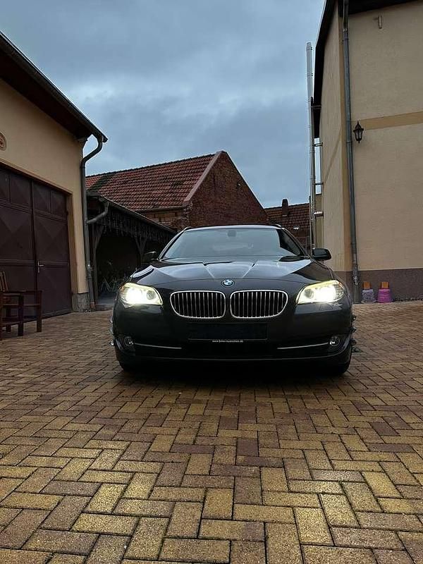 Grau Gebraucht 2010 BMW 525 Kombi | 11.299 € (Fairer Preis) - Bild 1/4