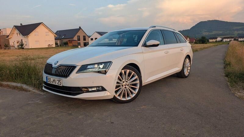 Weiß Gebraucht 2016 Skoda Superb Kombi | 17.800 € (Fairer Preis) - Bild 1/4