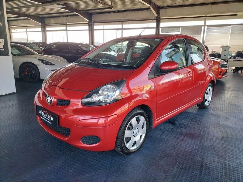 Gebraucht Toyota Aygo 68 PS (50 kW) 2011 Rot Kleinwagen