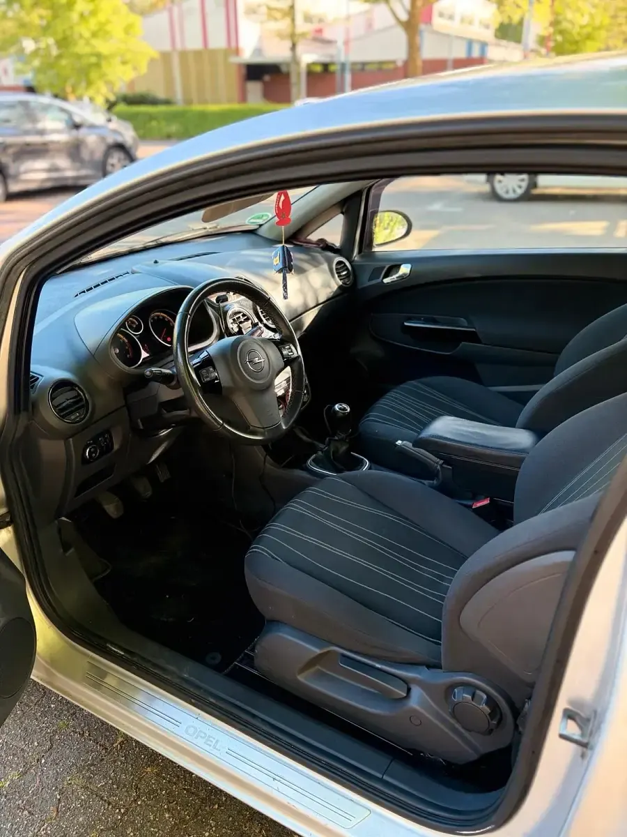 Gebraucht Opel Corsa Edition 69 PS (50 kW) 2011 Silber Kleinwagen