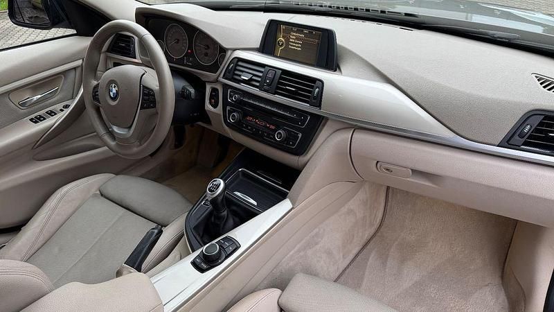 Gebraucht BMW 320 Sport Line 185 PS (136 kW) 2012 Braun Limousine