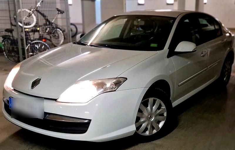 Weiß Gebraucht 2009 Renault Laguna III Limousine | 3.699 € (Fairer Preis) - Bild 1/4