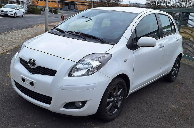 Gebraucht Toyota Yaris Life 69 PS (50 kW) 2010 Weiß Limousine