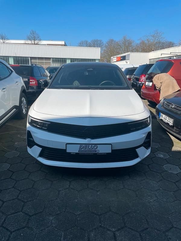 Weiß Gebraucht 2023 Opel Astra GS Line Limousine | 20.999 € (Fairer Preis) - Bild 1/4
