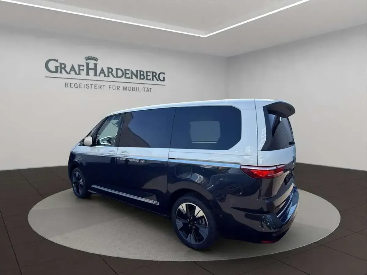 Neu VW Multivan 150 PS (110 kW) 2026 Candy weiss/ starlight blue me Van / Kleinbus