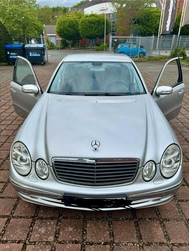 Silber Gebraucht 2004 Mercedes E320 Avantgarde Limousine | 7.800 € - Bild 1/4