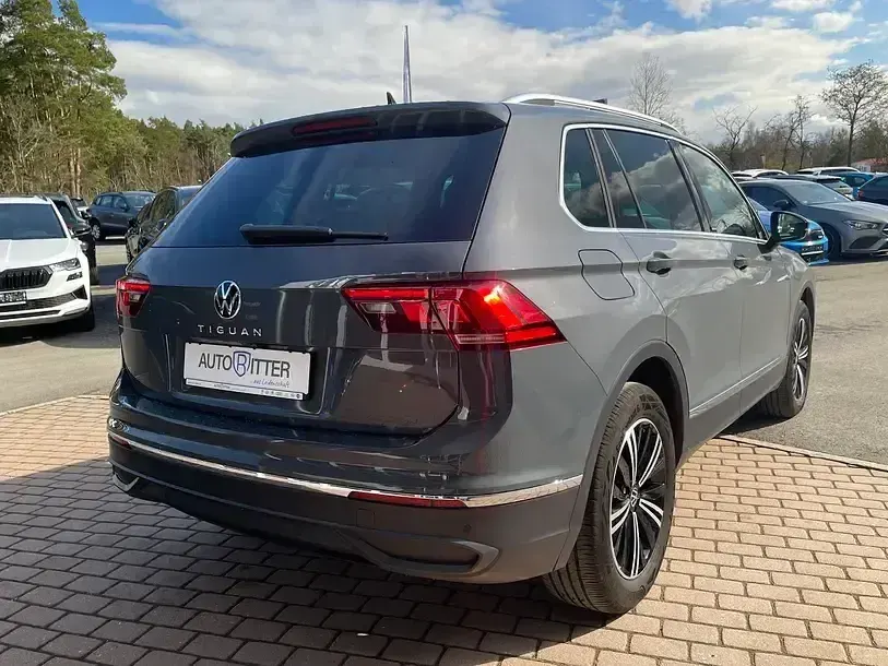 Gebraucht VW Tiguan Move 150 PS (110 kW) 2023 Delfingrau metallic (metallic) SUV
