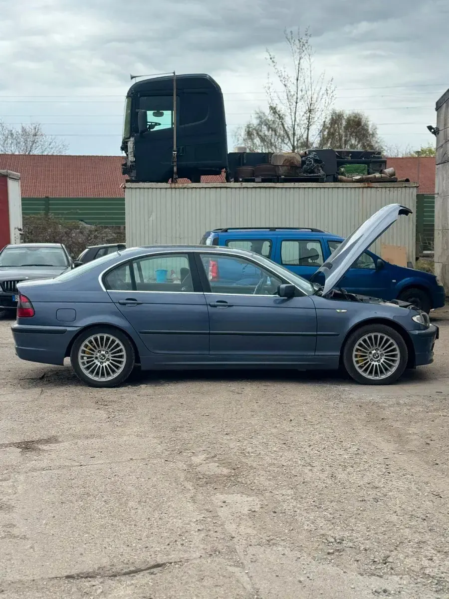 Second-hand BMW 330 184 CP (135 kW) 2000 Albastru Berlinǎ