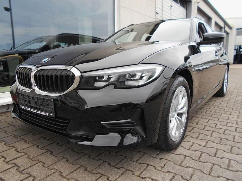 Schwarz Gebraucht 2021 BMW 318 Kombi | 21.500 € (Superpreis) - Bild 1/4