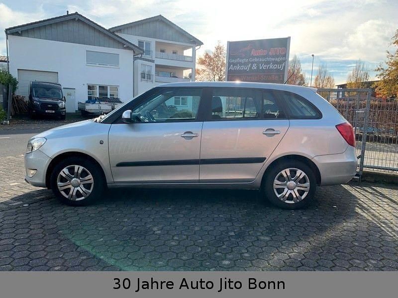 Silber Gebraucht 2012 Skoda Fabia Ambition Limousine | 1.999 € (Fairer Preis) - Bild 1/4