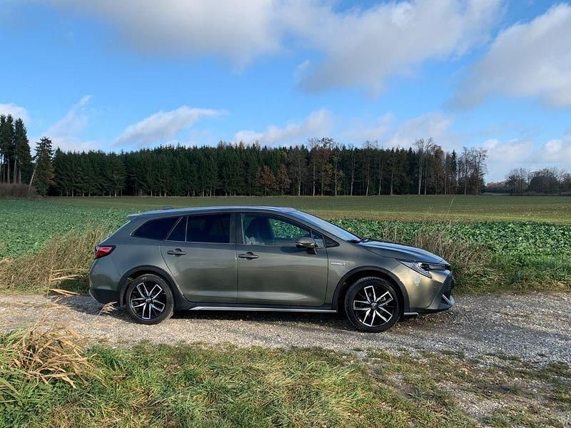 Grün Gebraucht 2020 Toyota Corolla Kombi | 21.900 € (Fairer Preis) - Bild 1/4