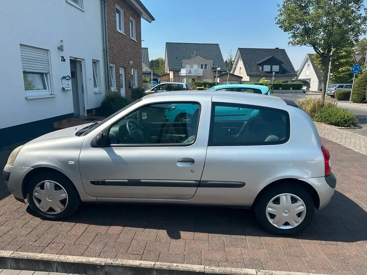 Gebraucht Renault Clio 58 PS (42 kW) 2005 Silber Kleinwagen