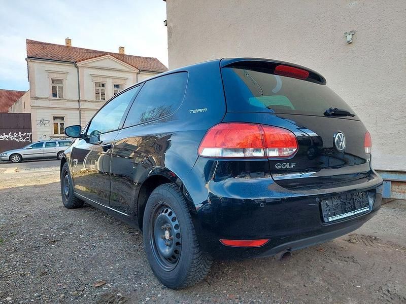 Gebraucht VW Golf VI Team 105 PS (77 kW) 2010 Schwarz Kleinwagen
