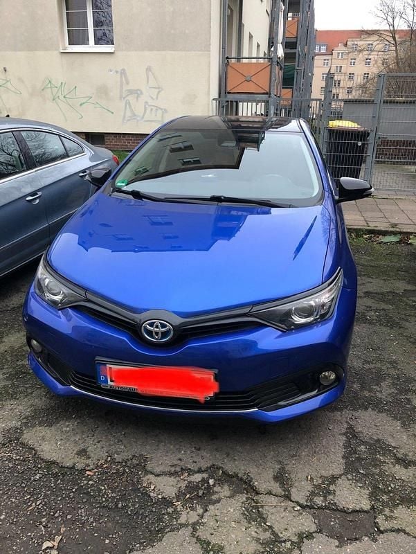 Blau Gebraucht 2018 Toyota Auris Hybrid Limousine | 16.000 € (Fairer Preis) - Bild 1/4