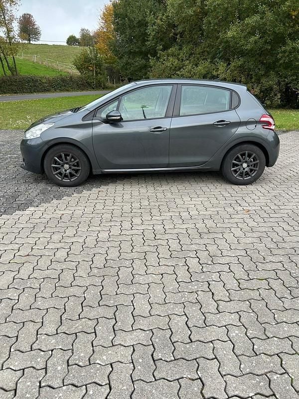 Grau Gebraucht 2012 Peugeot 208 Kleinwagen | 3.999 € (Fairer Preis) - Bild 1/4