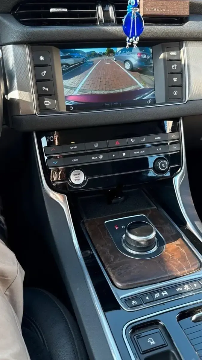 Gebraucht Jaguar XF 180 PS (132 kW) 2017 Rot Limousine