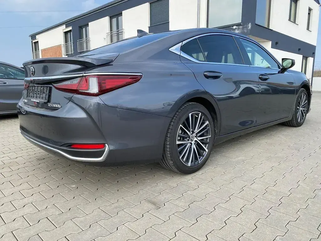 Gebraucht Lexus ES300H 178 PS (130 kW) 2023 Sonic grey Limousine