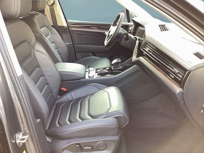 Gebraucht VW Touareg 231 PS (169 kW) 2024 Grau SUV