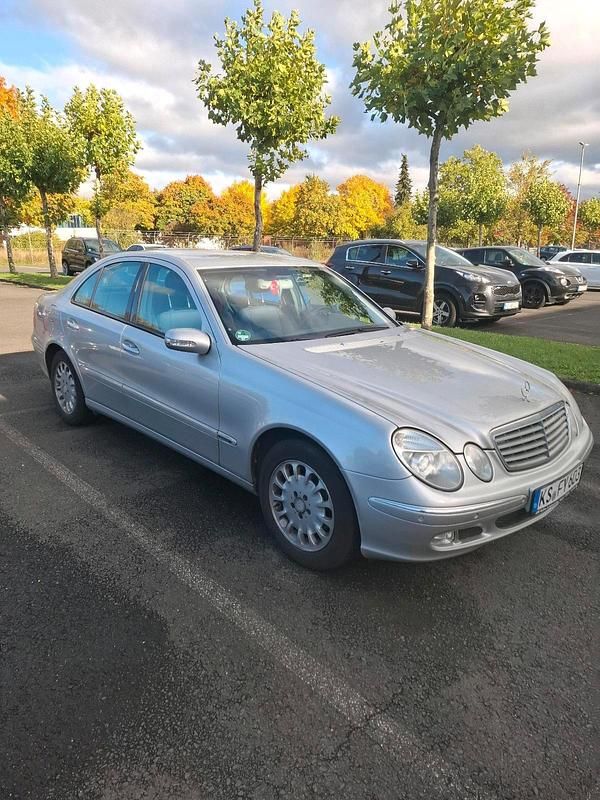 Silber Gebraucht 2003 Mercedes E200 Limousine | 4.000 € (Guter Preis) - Bild 1/4