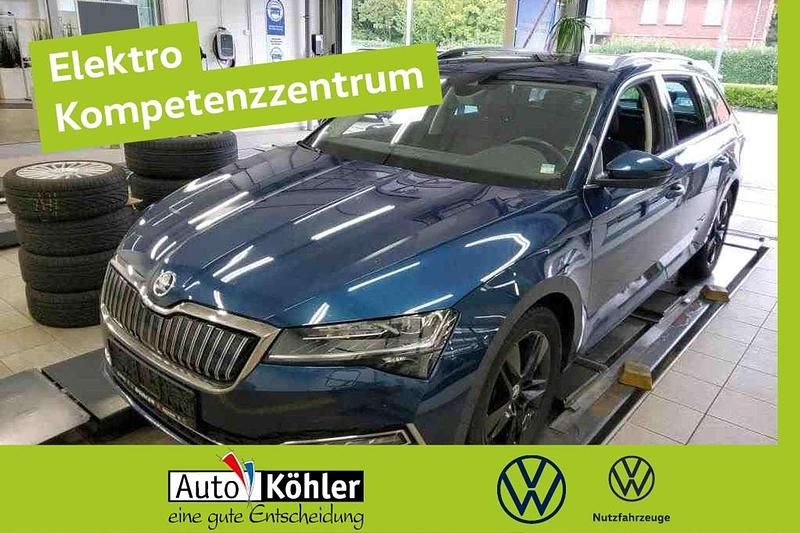 Lavablau metallic / schwarz Gebraucht 2022 Skoda Superb Style Kombi | 26.690 € (Fairer Preis) - Bild 1/3
