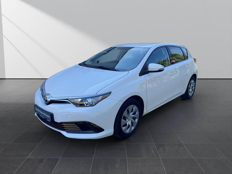Weiss Gebraucht 2018 Toyota Auris Cool Limousine | 12.990 € (Fairer Preis) - Bild 1/4