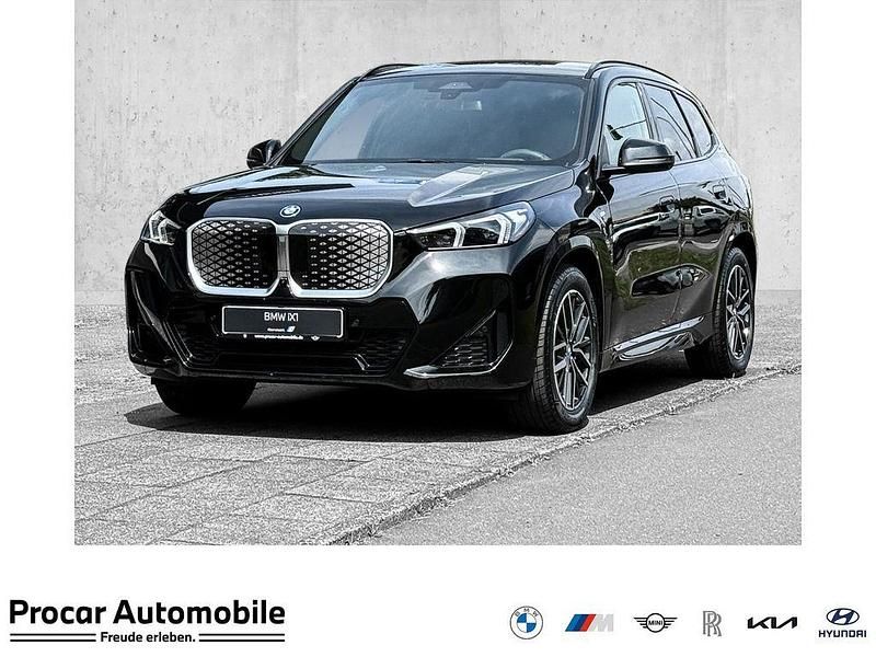 Schwarz Neu 2025 BMW iX1 M Sport SUV | 55.990 € (Fairer Preis) - Bild 1/4