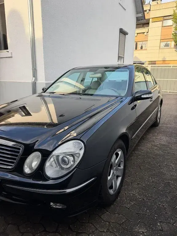 Gebraucht Mercedes E240 Avantgarde 177 PS (130 kW) 2003 Schwarz Limousine