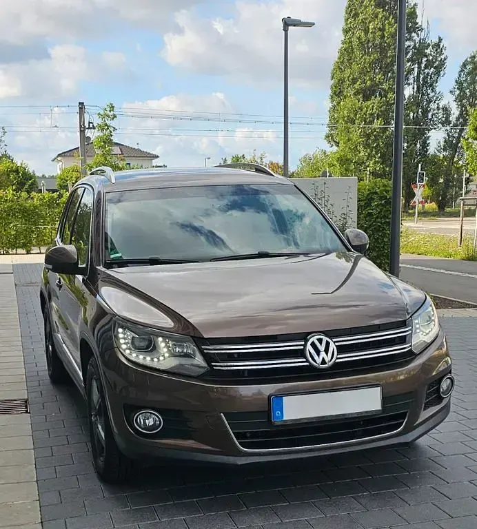 Gebraucht VW Tiguan LOUNGE 140 PS (102 kW) 2015 Braun SUV