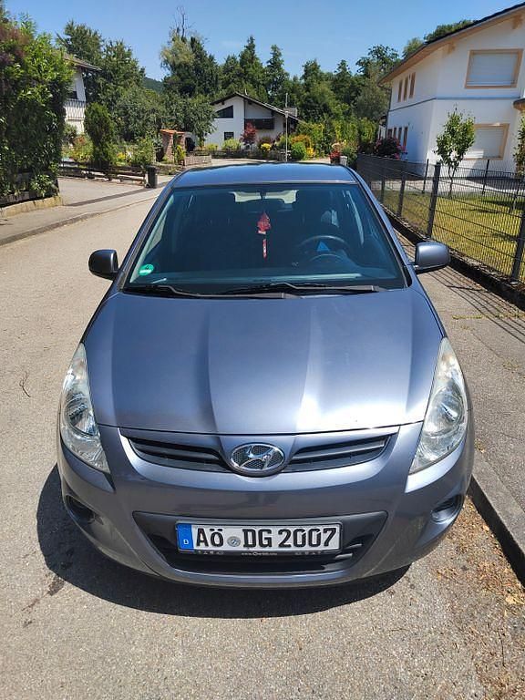 Blau Gebraucht 2009 Hyundai i20 Classic Limousine | 1.690 € (Fairer Preis) - Bild 1/4