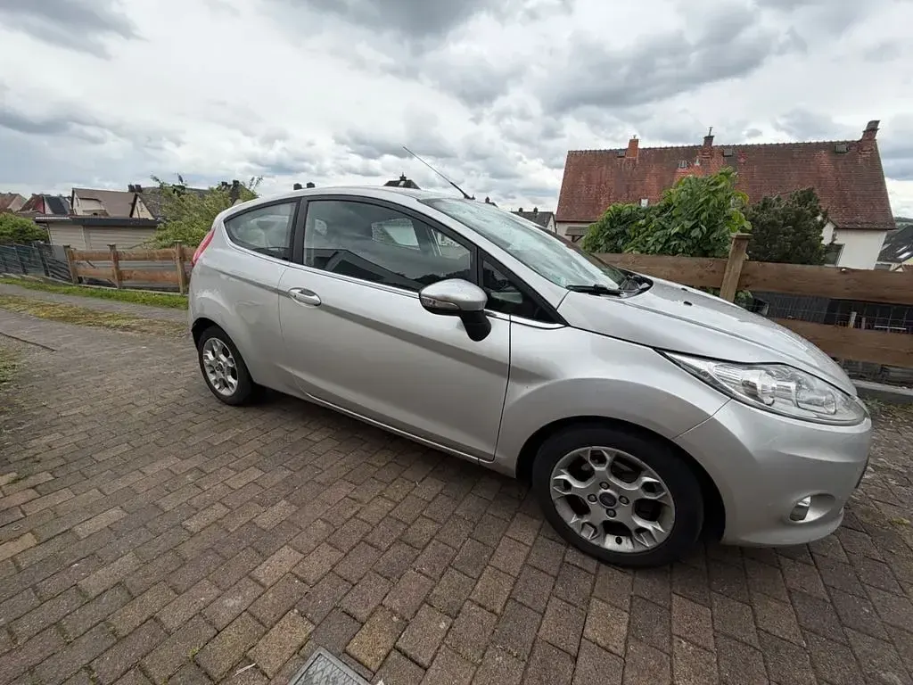 Gebraucht Ford Fiesta Titanium 82 PS (60 kW) 2012 Silber Kleinwagen