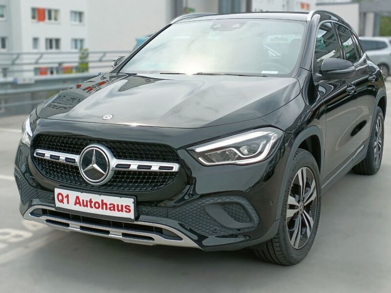Nachtschwarz unilack Gebraucht 2020 Mercedes GLA200 SUV | 28.950 € (Fairer Preis) - Bild 1/4
